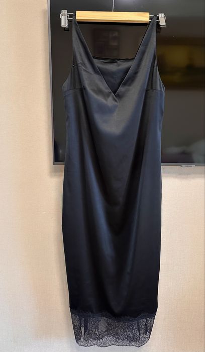 елегантна чорна сукня-комбінація