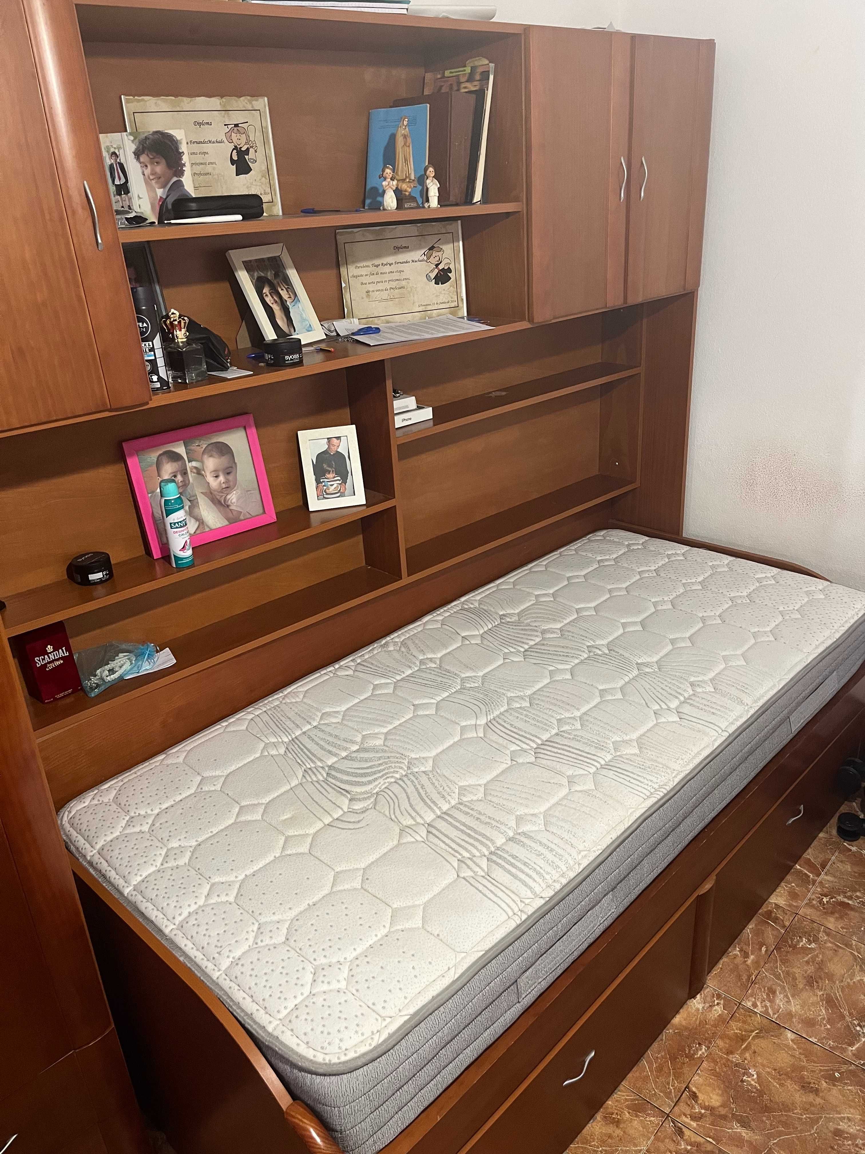 Cama incluída com o armário e o colchão