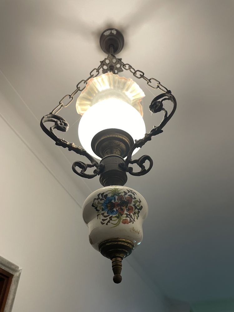 Candeeiro antigo em perfeito estado.
