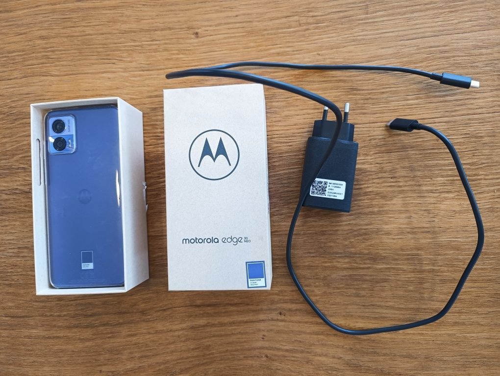 Motorola Edge Neo 30 potłuczona szyba