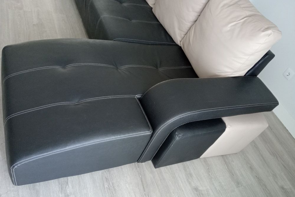 Sofá com chaise longue e 4 puff's em pele sintética