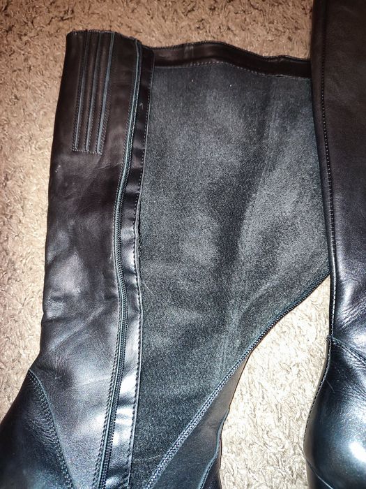 Жіночі шкіряні сапоги.