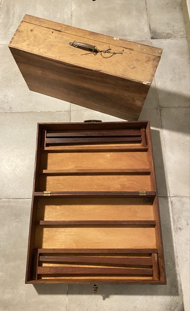 2 caixas de madeira,