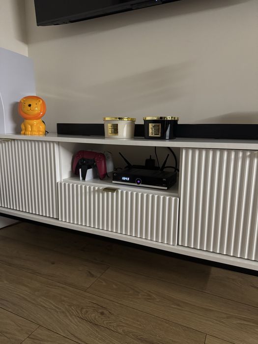 Szafka RTV 154cm biała ryflowana