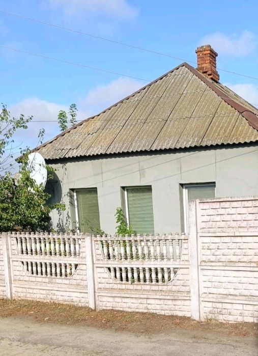 Затишний цегляний будинок з літнею кухнею та гаражем