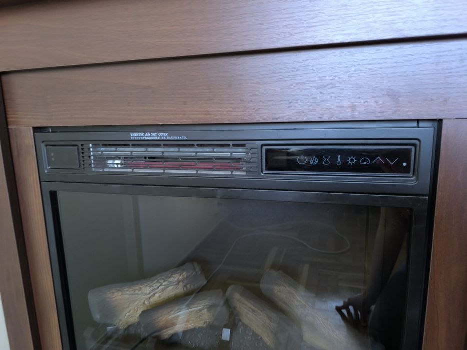 Kominek elektryczny LED z obudową z funkcją grzania