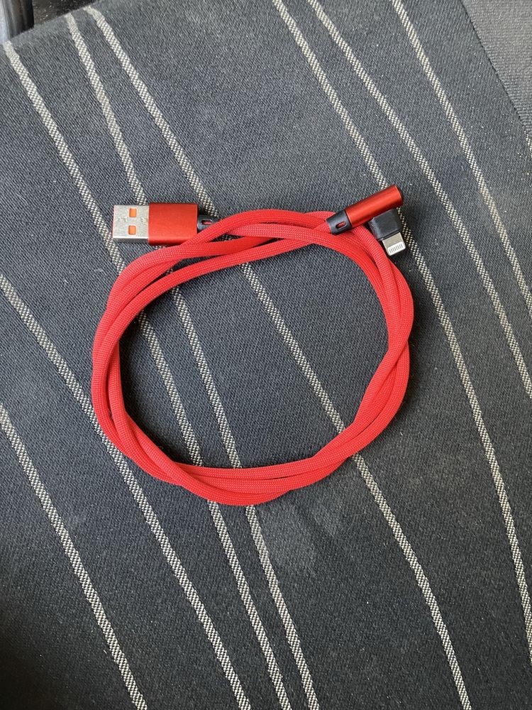 iPhone SE com 4 capas e um capo de carregador em muito bom estado