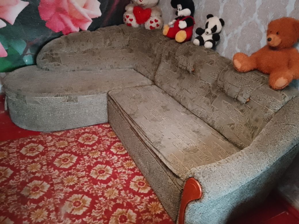 Диван угловой в хорошем состоянии