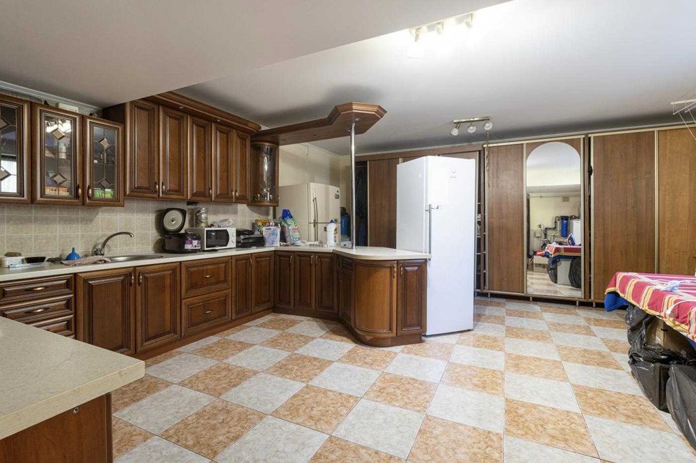 Продаж розкішного будинку, Винники