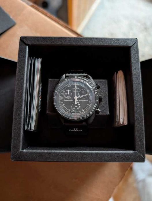 Omega x Swatch SO33W700 Snoopy: Faza Księżyca z Snoopym