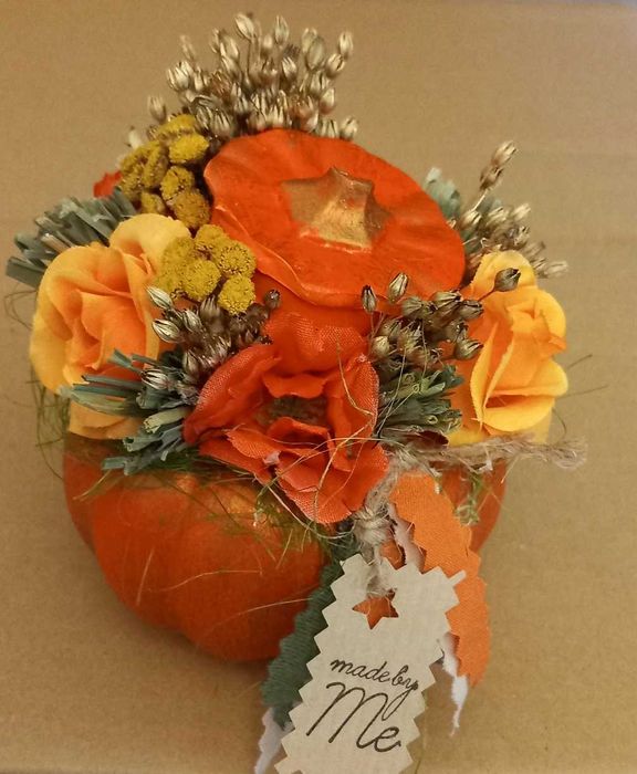 Ręcznie wykonana jesienna dekoracja w gipsowej dyni.