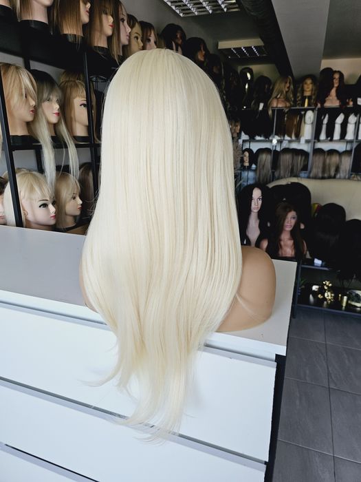Długa blond peruka lace front Miranda naturalnie postopniowana fryzura