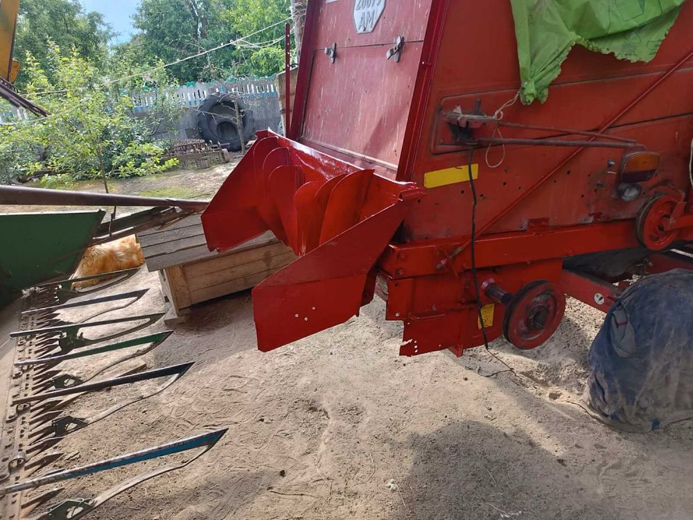 Продется комбайн  Massey Ferguson 440
