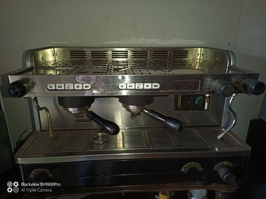 Máquina de café industrial em bom estado