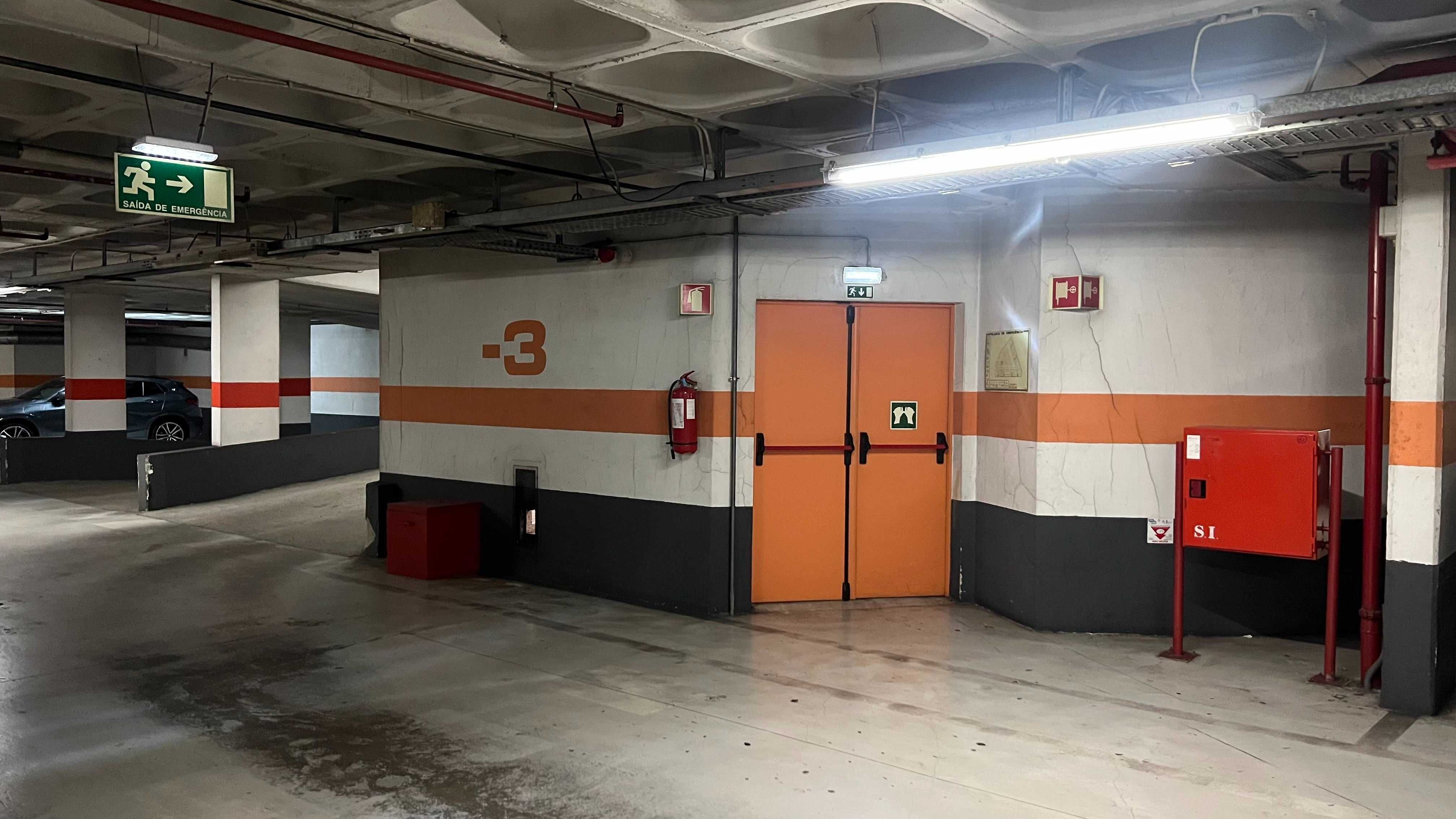 Lugar de parqueamento privado no Saldanha com carregamento eléctrico
