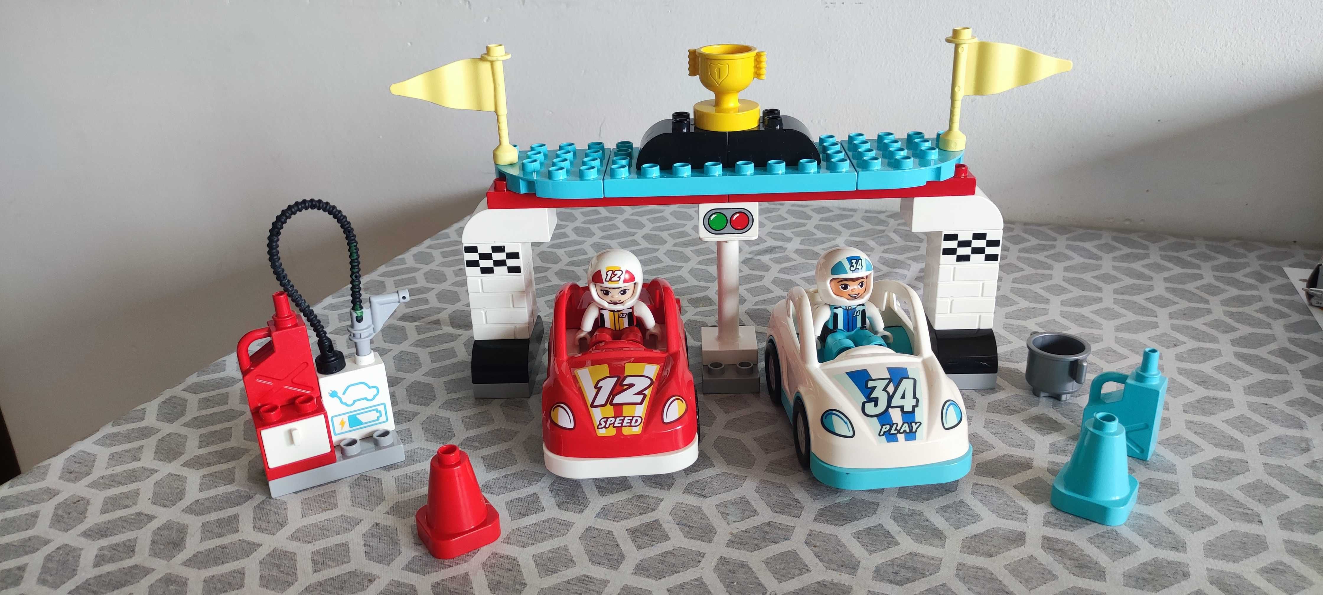 Lego duplo 10947 z samochodami wyścigowymi