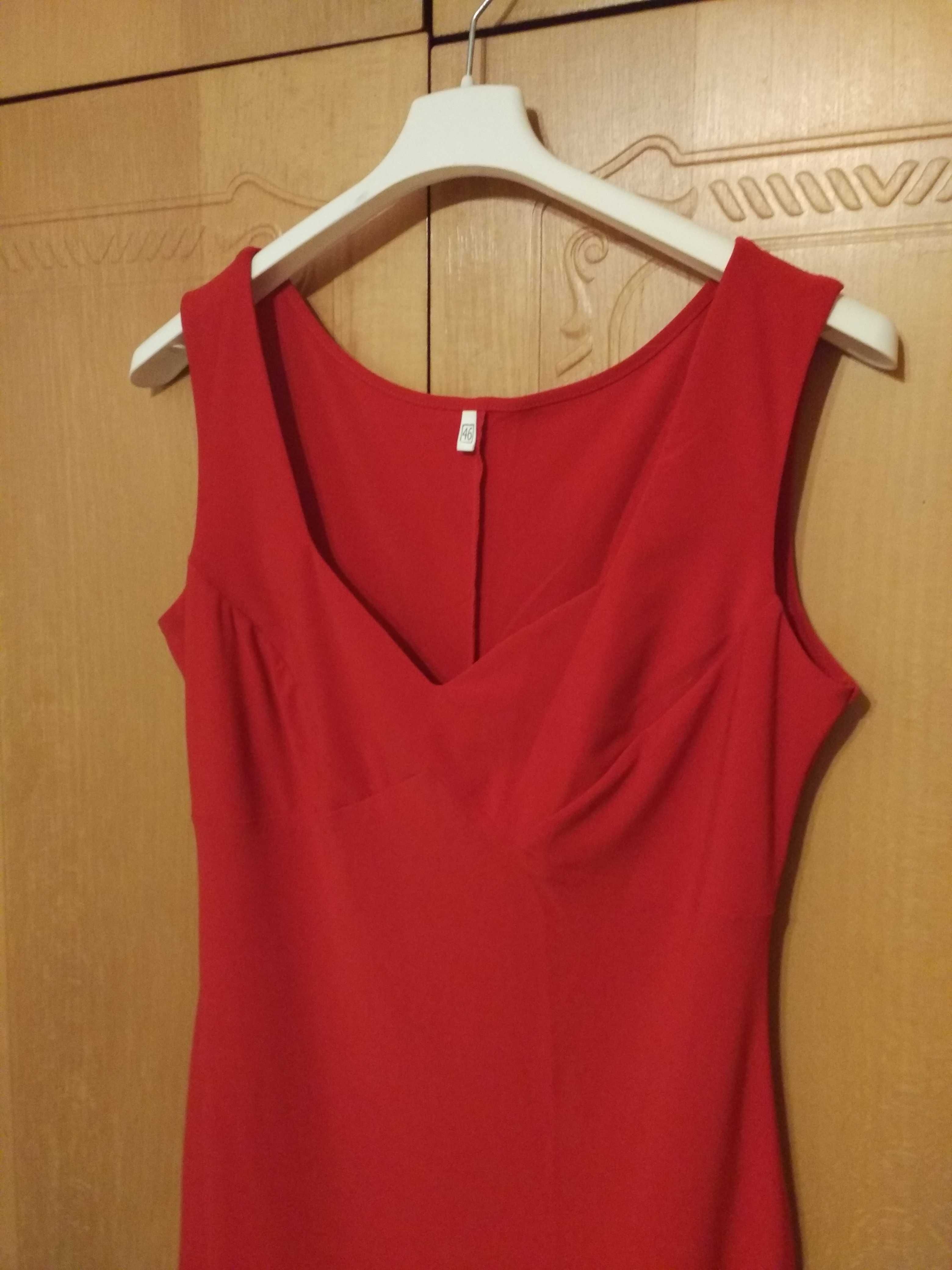 Червона сукня з декольте
