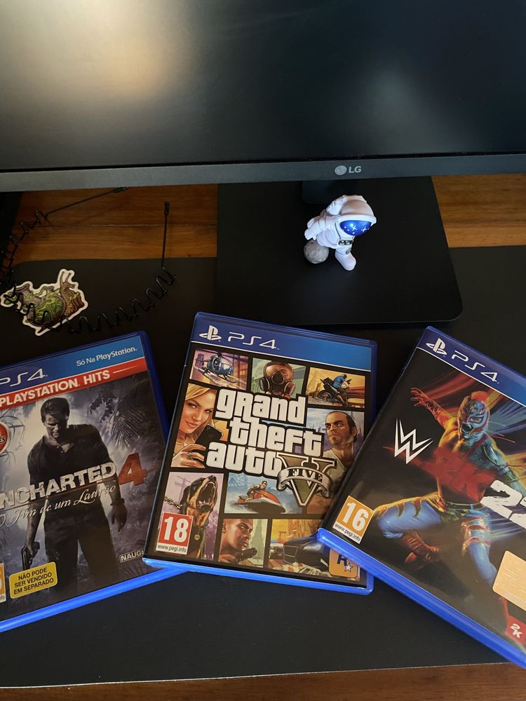 ps4 1 Tb ( 2 comandos e 3 jogos ja incluidos )