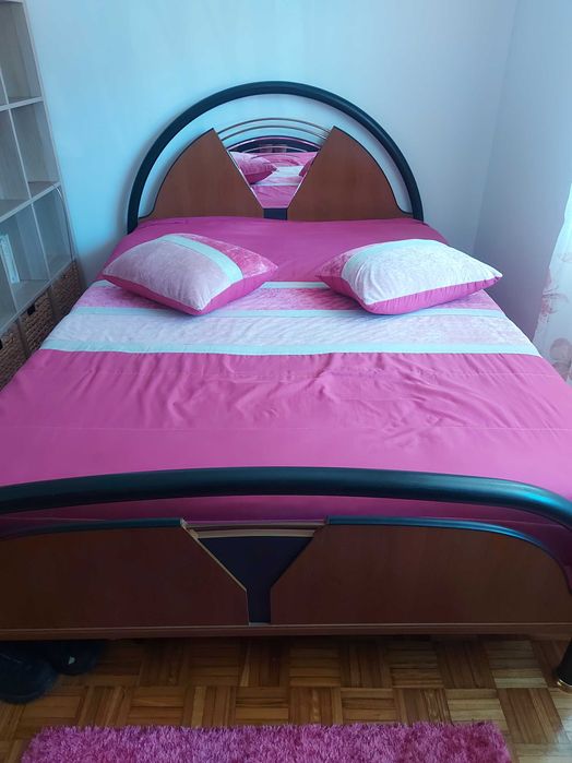 Mobília de quarto usada, resistente e conservada