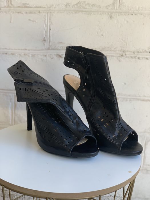 Шкіряні босоніжки