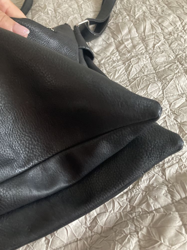 Czarna torebka typu listonoszka