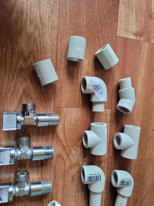 różne kształtki, krany, adaptery hydrauliczne