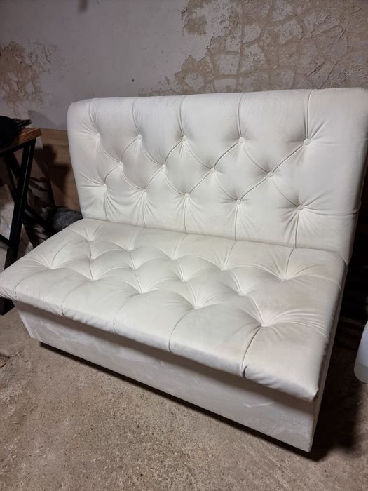 Диван с местом для хранения и два пуфа