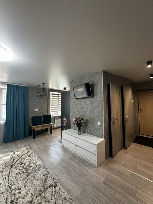 Продам 2к кв центр з меблями та технікою antonina