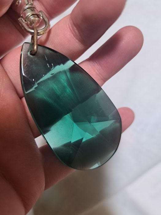 H&M porta-chaves chaveiro verde turquesa cristalino e reflexos de luz