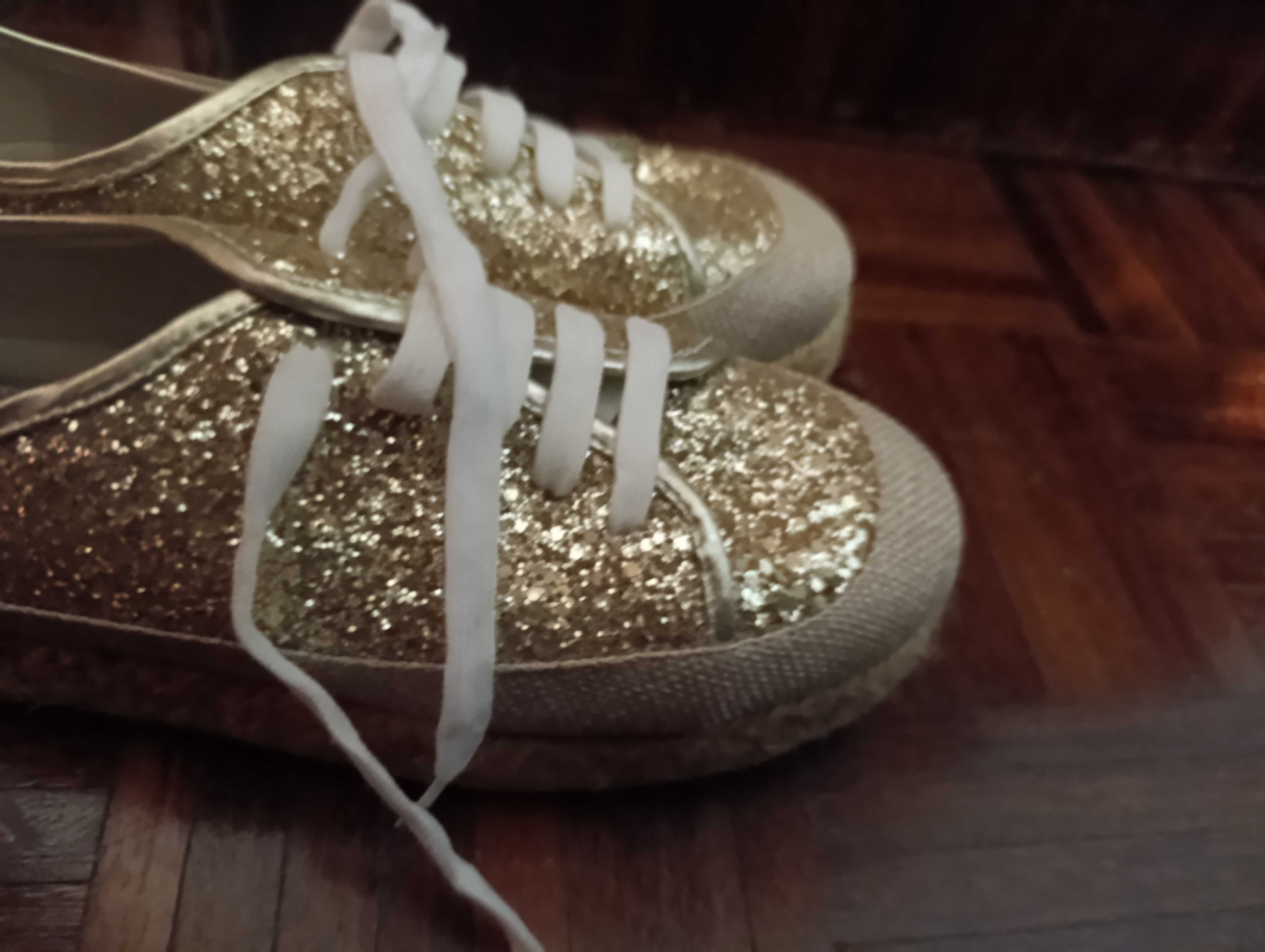Sapatos dourados NOVOS