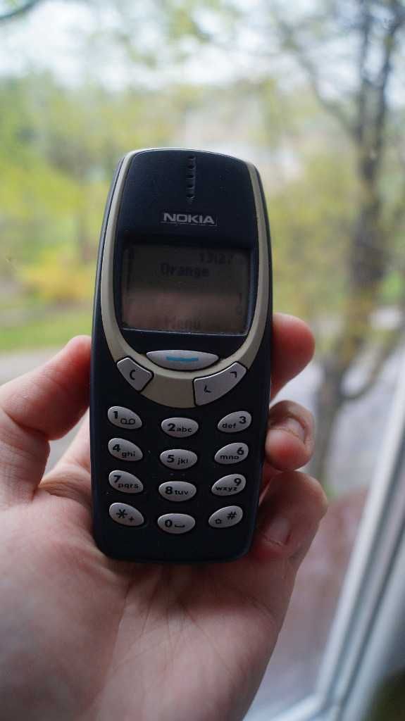 Klasyczny telefon Nokia 3310 z ładowarką