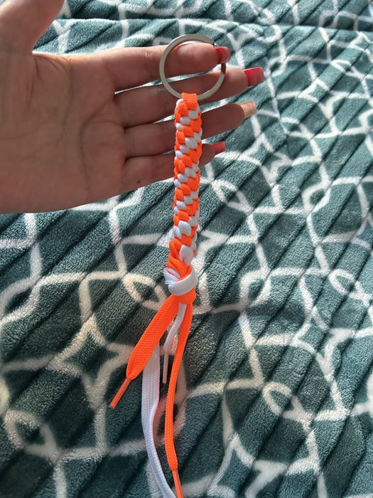 Porta chaves em branco e laranja