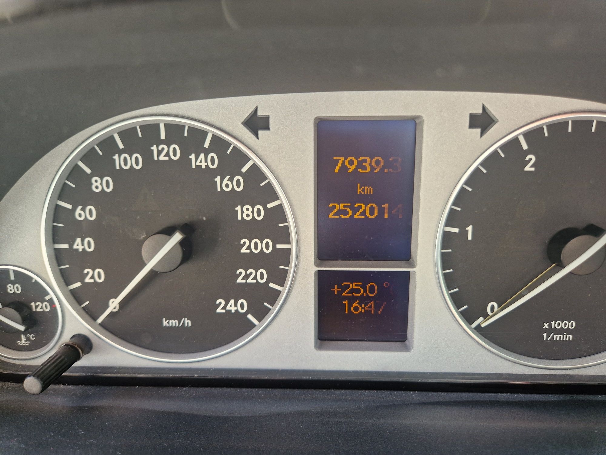 Mercedes-Benz  B 180