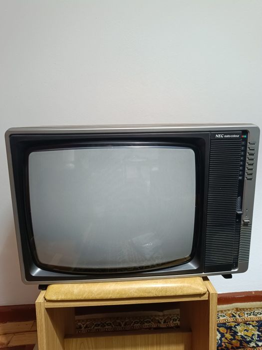 Televisão antiga a cores das primeiras em  Portugal a funcionar perfei