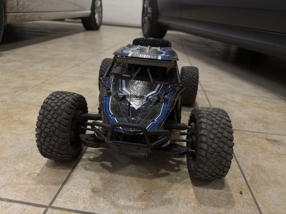 Машына  максимальная скорость 100 км/ч 2 акамуоятора и пульт и динамик