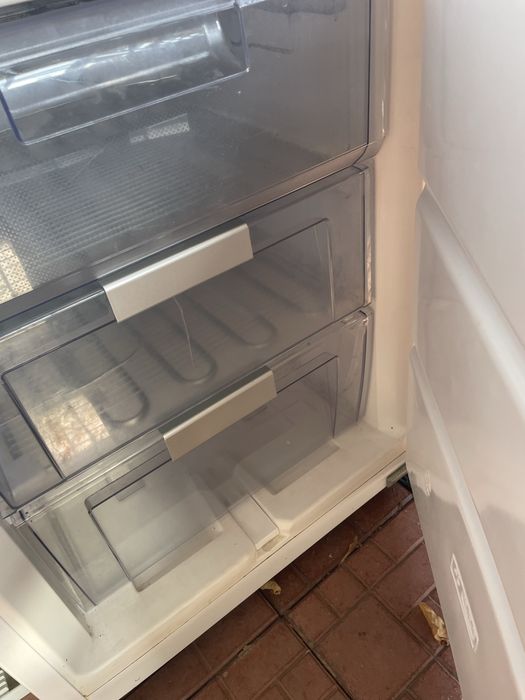 Холодильник двохкамерний Whilrpool вбудований в кухонні меблі