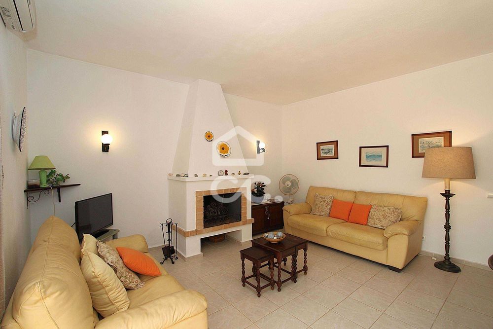 Dois sofás amarelos para recolha urgente no Algarve