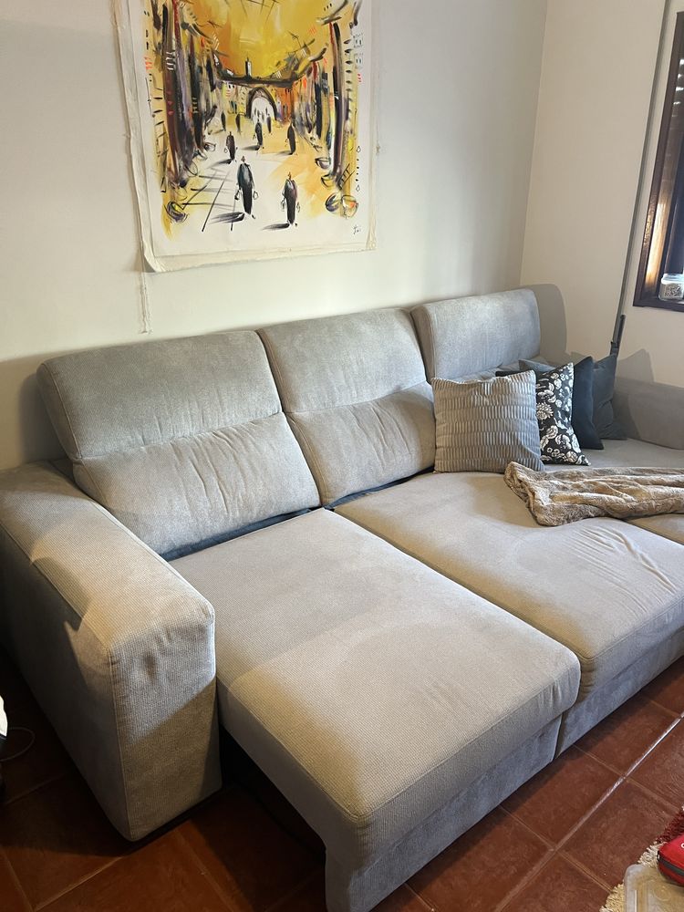 Sofá chaise-longue com pouco uso.