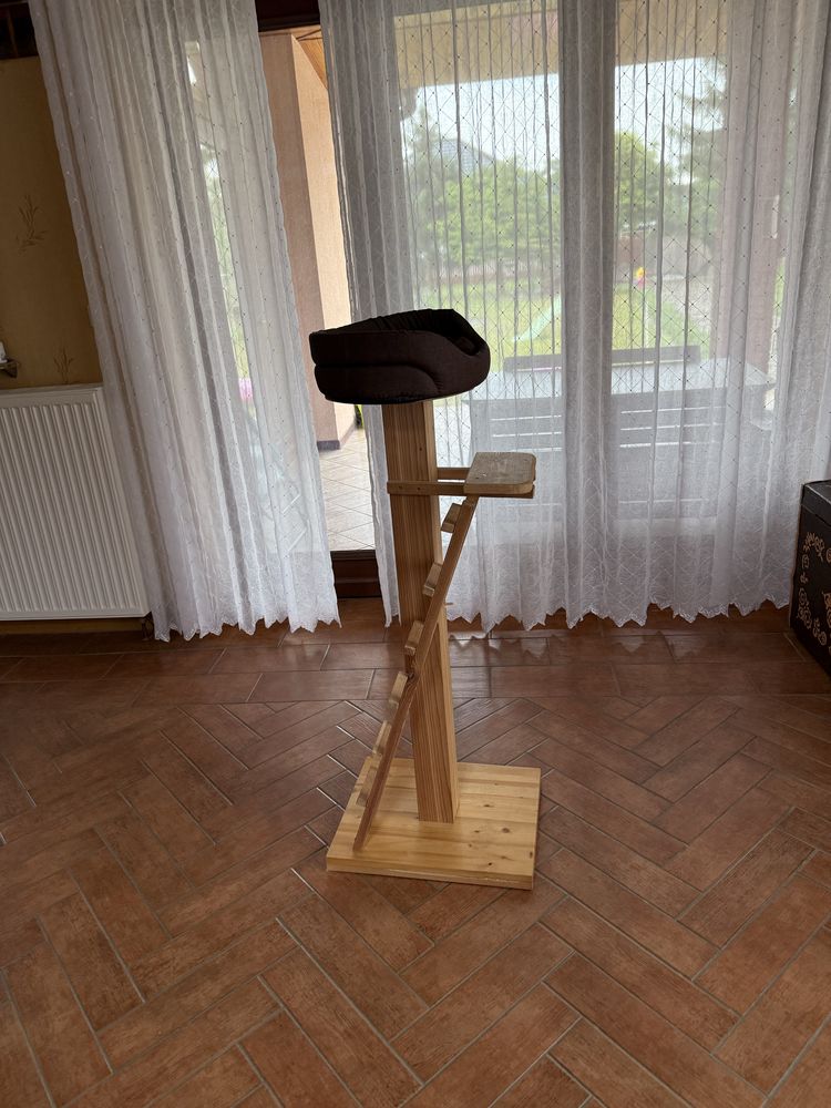 Stojak dla  kota z suszonego modrzewia 130cm wysoki