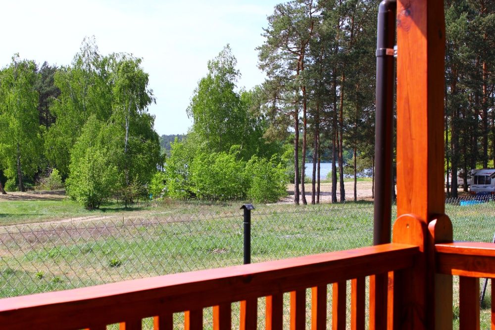 Domek nad zalewem Chańcza, blisko brzegu.