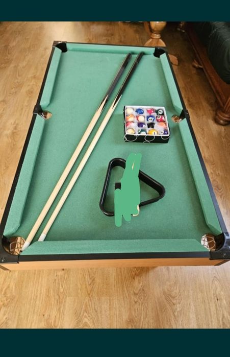 Stół bilardowy z kijem bilardowym