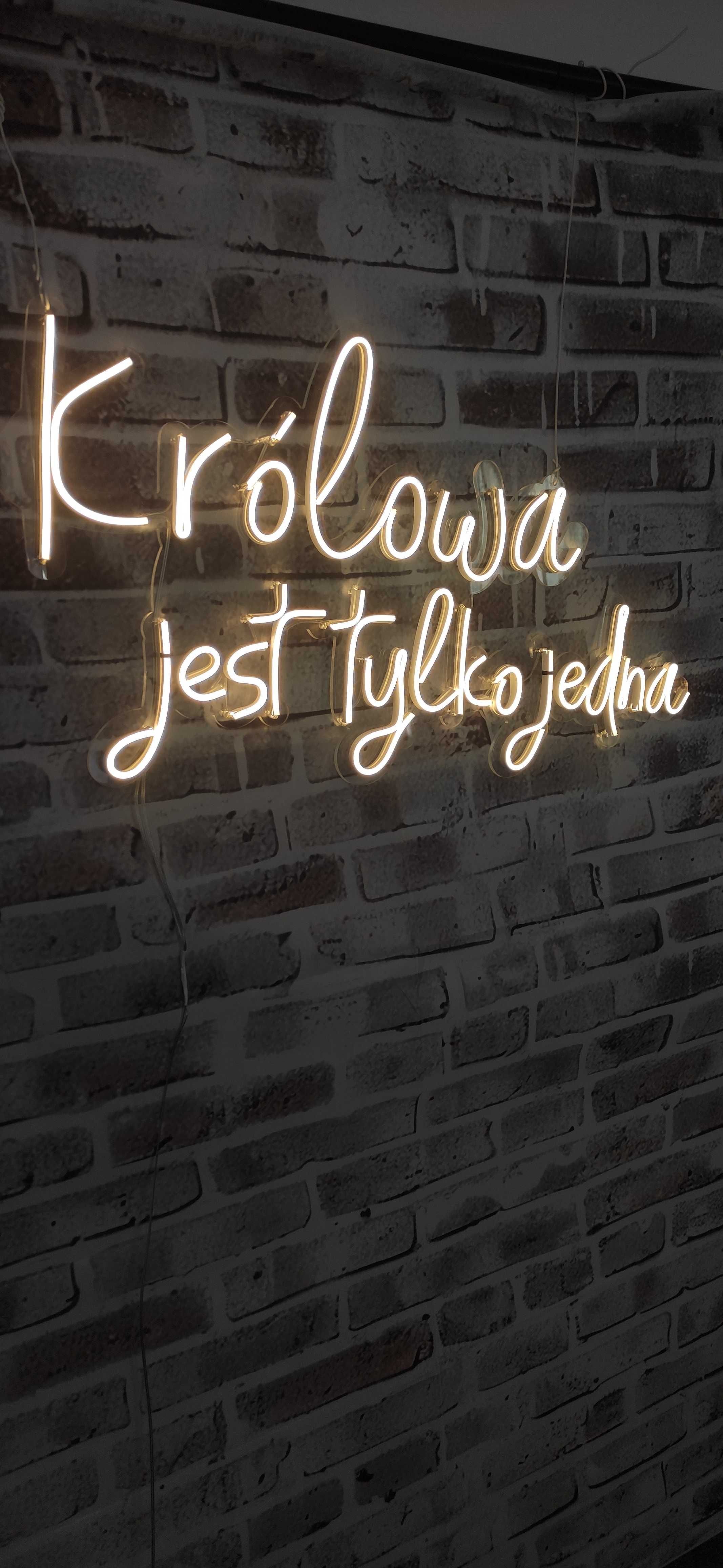 neon, Królowa jest tylko jedna