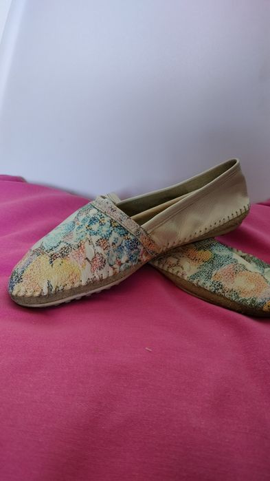 Alpercatas floridas em pele