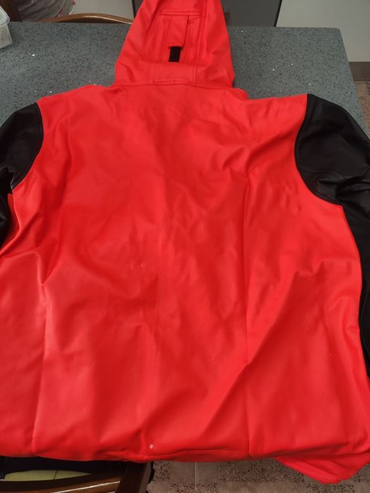 Vendo casaco muito resistente á chuva