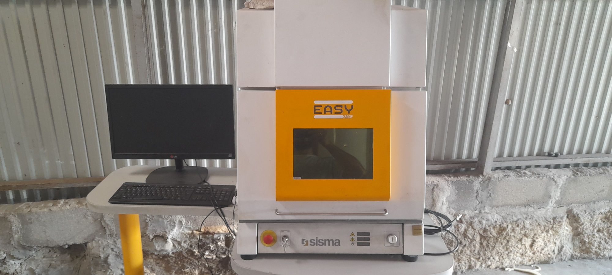 Máquina de corte e gravação laser Sisma