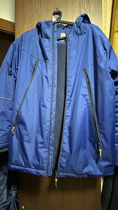 Varios casacos homem e mulher