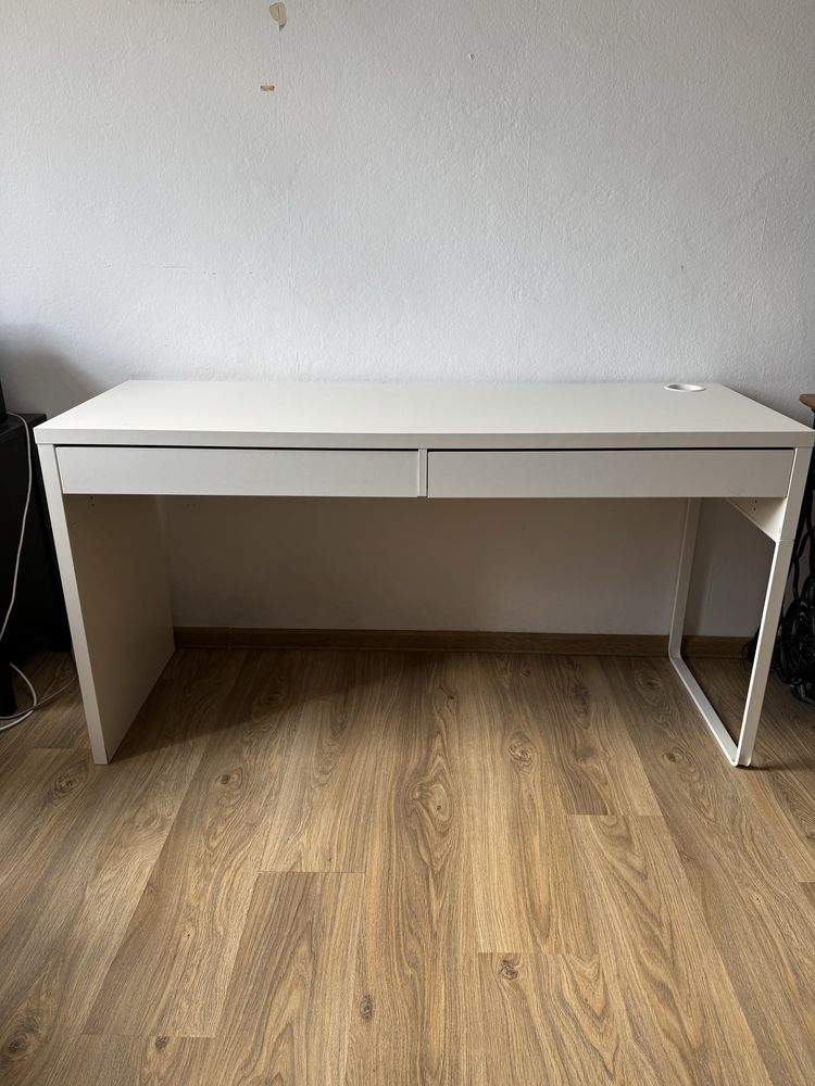 Białe biurko IKEA Micke