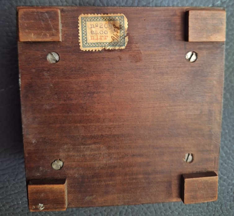 Caixa de cigarros madeira Art Deco com letras e desenhos em prata