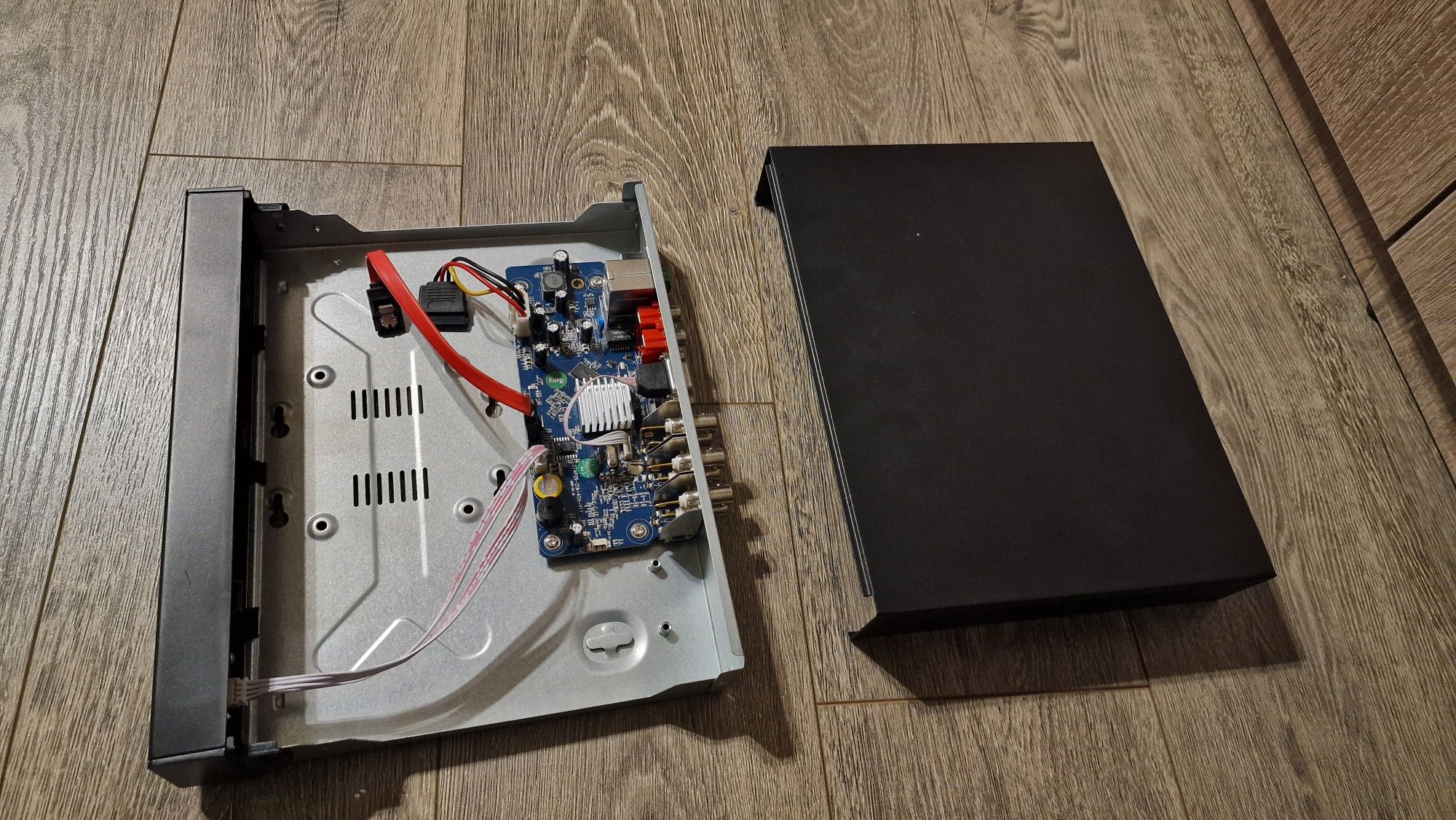 Rejestrator kamer na 4 kamery+ dysk 1 Tb