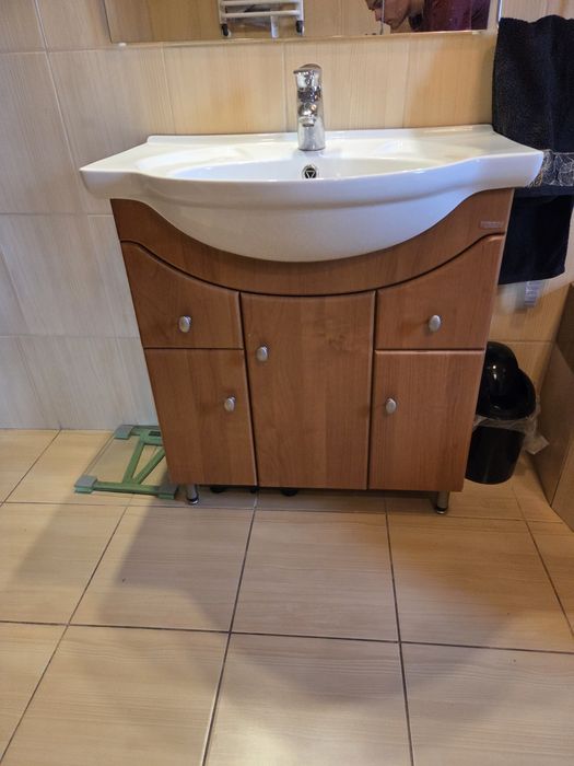 Umywalka szafka lustro z oświetleniem łazienkowe